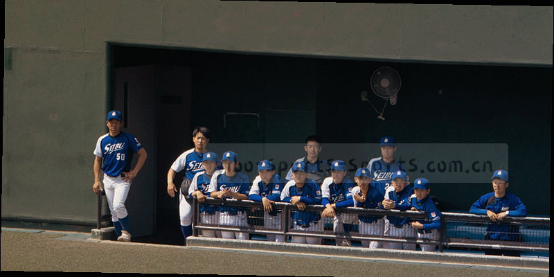 用户数和赛事覆盖数增长的折线图与柱状图